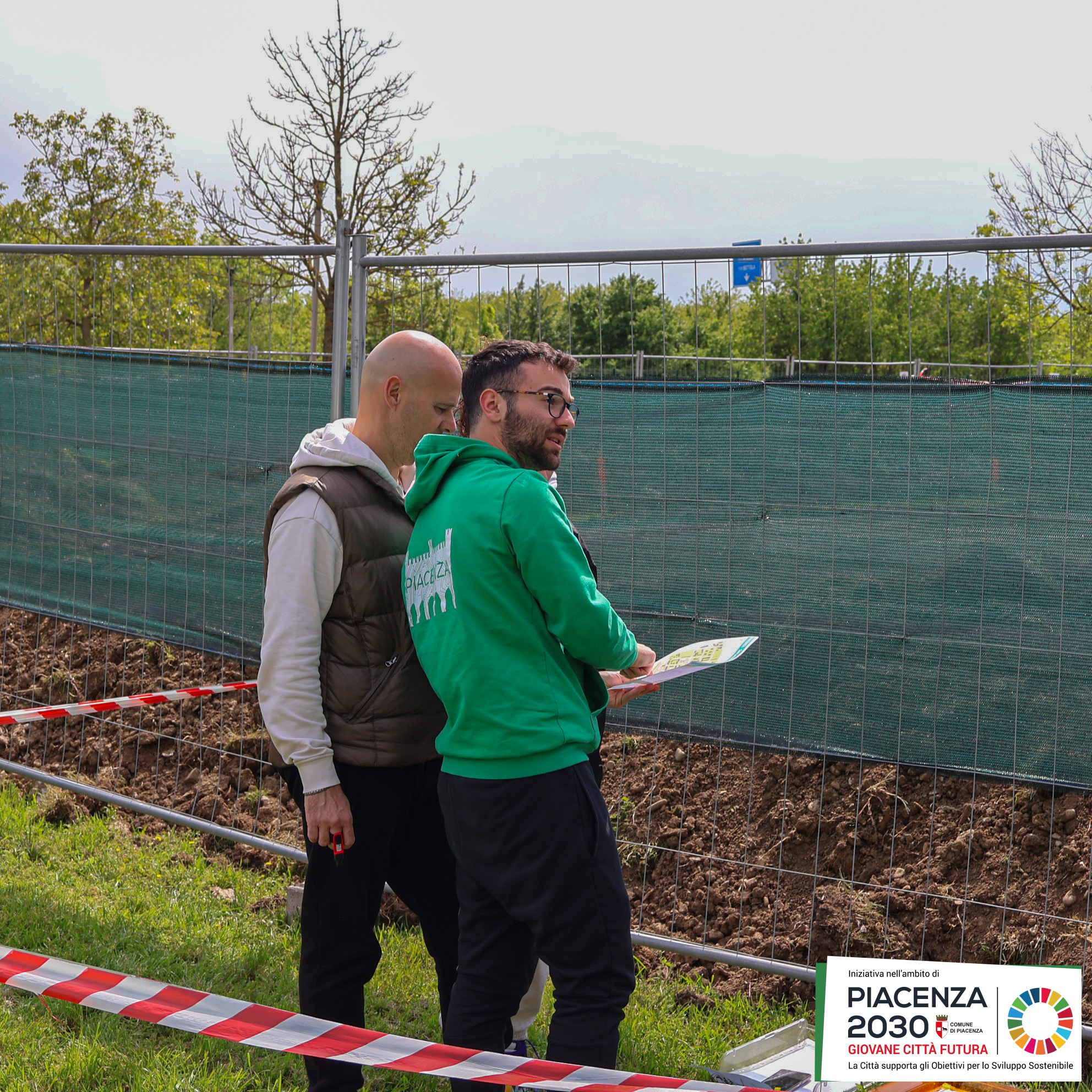 Bussola e mappa di orienteering appoggiate su un tronco nel bosco