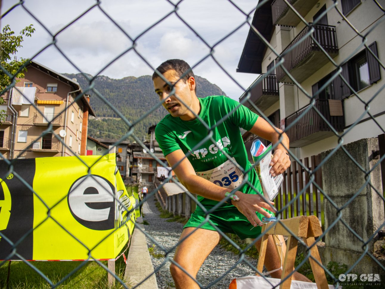 Atleta che timbra una lanterna di orienteering durante una gara
