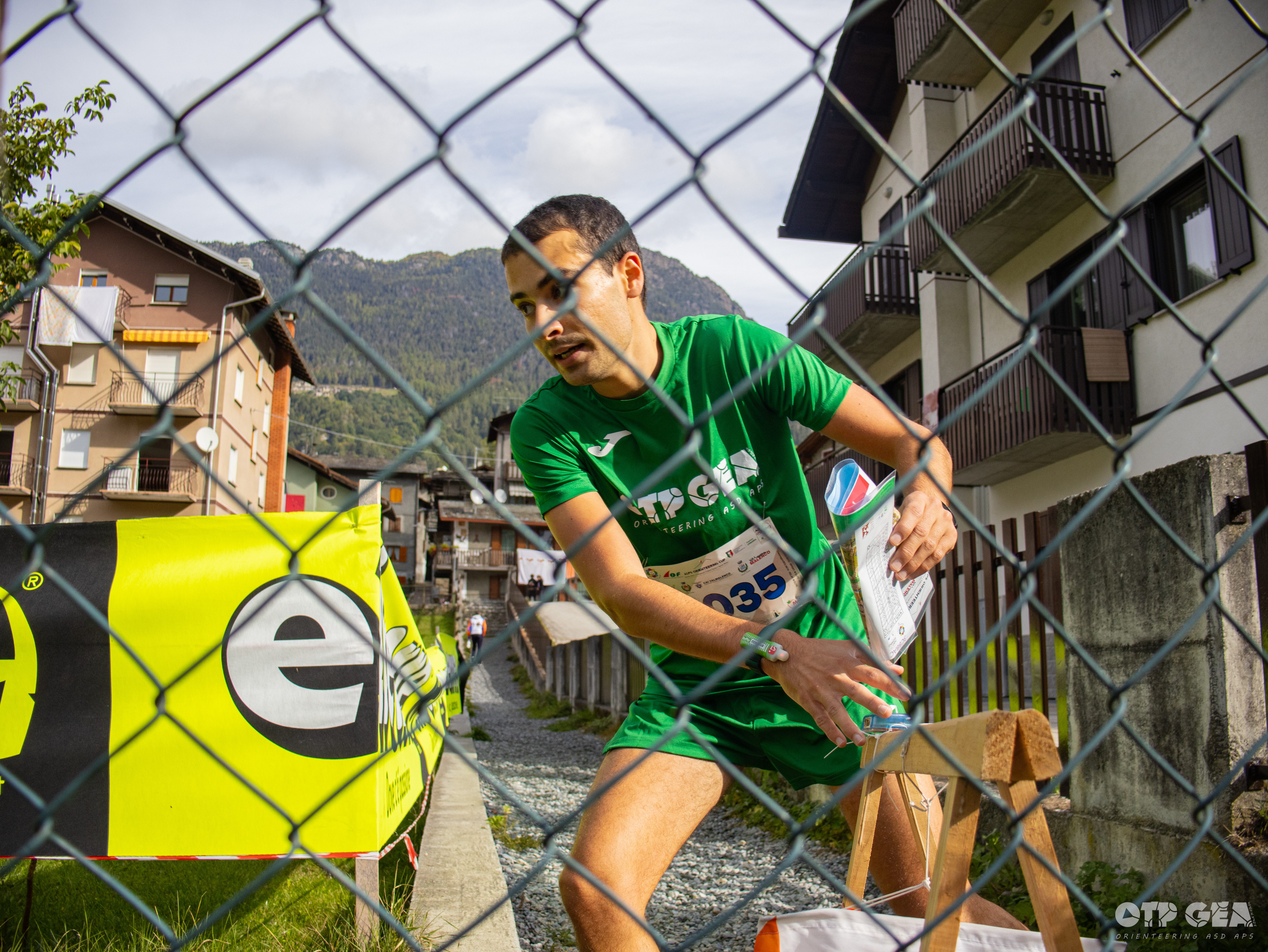 Atleta che timbra una lanterna di orienteering durante una gara